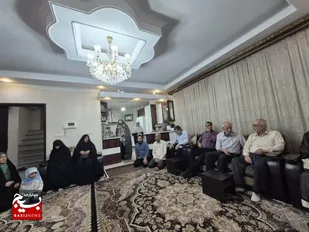 دیدار دانش آموزان و بسیجیان حوزه&zwnj;های ۱۲۱ و ۱۲۲ ناحیه مقاومت بسیج امام حسین (ع)، با خانواده شهیدان