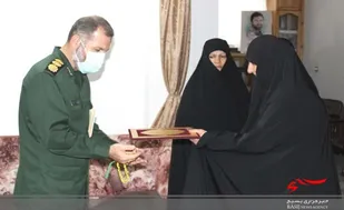 دیدار فرمانده سپاه کربلا با خانواده شهید مدافع حرم محمود رادمهر