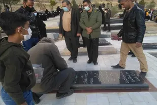 غبارروبی و عطرافشانی قبور شهدا در اولین سالگرد شهادت سردار دل&zwnj;ها