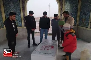 عطر افشانی و غبار روبی مزار شهید گمنام در رضا شهر شهرستان زاهدان