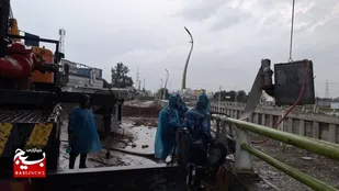 امدادرسانی گروه&zwnj;های عملیاتی آب و برق خوزستان به سیل&zwnj;زدگان اندیمشک