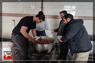 طبخ و توزیع ۴۰۰ پرس غذای گرم توسط گروه جهادی شهدای گمنام صالح آباد
