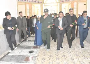 مزار شهدای شهرستان بهاباد عطر افشانی وگلباران شد