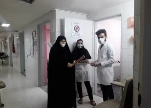 تقدیر و تشکر  بسیج جامعه زنان سپاه ناحیه چرداول از مدافعان سلامت با اهدای گل