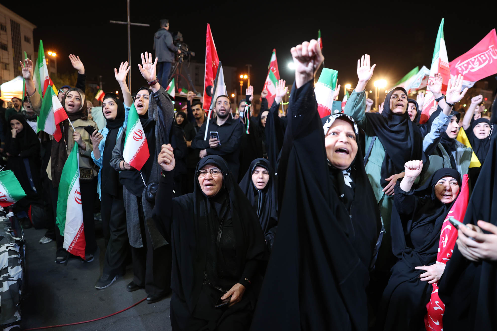 اجتماع بزرگ جامعه ورزش و جوانان «ورزش، جان‌فدای ایران» در میدان انقلاب