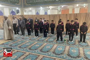 دانش آموزان مدرسه پسرانه سرخه در نماز جماعت حاضر شدند