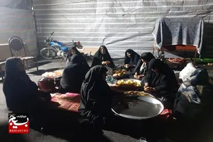 جهادگران بسیجی از زائران کربلا در سرخه پذیرایی می کنند