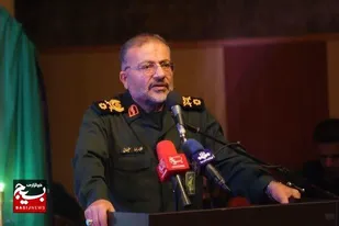 دشمن دغل و خبیث همچون مار زخم خورده بر خود می&zwnj;پیچد و باید به شدت مراقب بود دست از پا خطا نکند