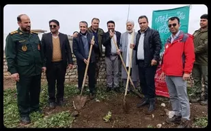 ۳۰۰ اصله نهال باشعار وفاق و همدلی،برای حفظ منابع طبیعی در یکی از مقرهای تابعه سپاه شهرستان غرس شد