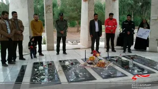 غبار روبی و عطرافشانی گلزار شهدای گمنام در شهر بهارستان