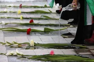 غبارروبی مزار شهدا در رامهرمز؛ تجدید پیمان با آرمان&zwnj;های دفاع مقدس