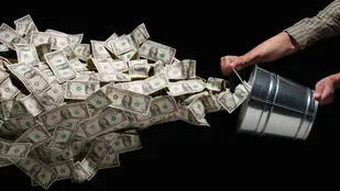 عقب نشینی دلار آمریکا به نفع بیت کوین و طلا