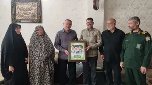 همزمان با هفته دفاع مقدس؛ دیدار فرمانده سپاه استان سمنان و مدیرکل حفظ آثار دفاع مقدس با جانباز احمد دهرویه و تجلیل از صبر و ایثار خانواده وی