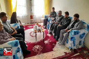 دیدار مسئول سازمان بسیج اصناف، بازاریان وفعالان اقتصادی استان همدان با مادر شهید &laquo;محرم احدی&raquo;
