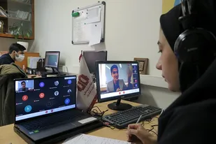 مناظره دانشجویان بر سر اینکه علوم انسانی در ایران باید اسلامی شود یا خیر
