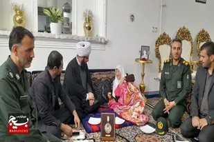 دیدار جمعی از مسئولین فامنین با خانواده&zwnj;های معظم شهدا