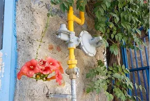 بهره&zwnj;مندی ۱۰۰ خانوار تحت حمایت کمیته امداد از انشعابات رایگان آب، برق، گاز