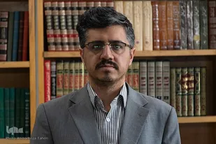شاخص&zwnj;های تربیت پدرانه از منظر قرآن
ایجاد فضای گفت&zwnj;وگو با فرزندان، عاطفه و محبت سرشار نسبت به آنها، احترام به رأی و منش فرزندان، حفظ استقلال فرزند، ارائه الگوی عملی برای فرزندان، گفت&zwnj;وگوی مستدل با آنها و توجه به ایجاد زمینه&zwnj;های رشد و تعالی فرزندان، ویژگی&zwnj;های تربیتی مشترکی است که از گزارش&zwnj;های قرآن در خصوص نحوه مواجهه پدرانی مانند پیامبران اولوالعزم با فرزندانشان می&zwnj;توان به&zwnj;دست آورد.