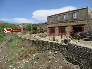 ساخت دیوار سنگ&zwnj;چین حاشیه رودخانه روستای علی&zwnj;آباد ملایر+تصاویر