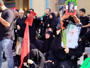 بدرقه زائران رهبر شهید از شهرستان آوج و آبگرم 


تصاویری از حضور و ارادت عاشقان آقای شهید در مصلای تهران و وداع با پیکر مطهر ایشان.