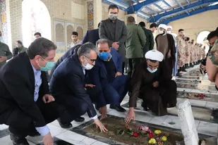 عطر افشانی و گلباران گلزار شهدای شهرستان قدس