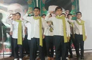 نوای سلام فرمانده توسط دهه نودی&zwnj;ها در میدان مقاومت مسجدسلیمان