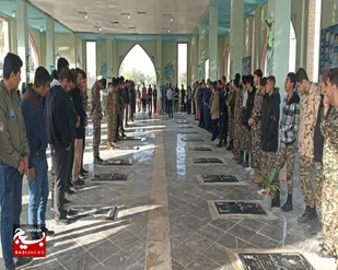 غبار روبی قبور مطهر شهدا در آغازین روز از دهه مبارک فجر