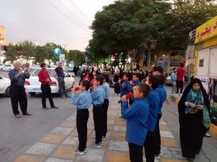 اجرای خیابانی گروه سرود ترنم انقلاب از بسیجیان نوجوان بمناسبت میلاد باسعادت امام رضا(علیه السلام)