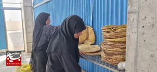 پخت و توزیع روزانه بیش از ۵۰۰ قرص نان بین زوار در موکب ماهان