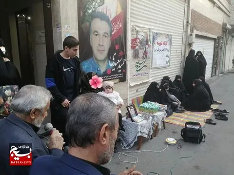همزمان با ایام فاطمیه و هفته بسیج  مراسم آبروی محله برگزار شد