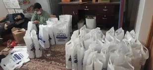 بسته بندی و پخش شانزدهمین مرحله از کمک&zwnj;های معیشتی به نیازمندان محله میبد بالا