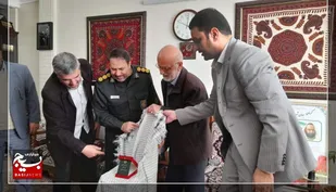 رونمایی از "شناسنامه شهید" در خانه پدری شهید حمیدرضا هاشمی