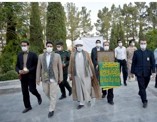 خادمان حرم رضوی همراه با پرچم متبرک امام رضا (ع) وارد شهرستان بهاباد شدند