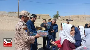 توزیع ۲۵۰ بسته نوشت افزاردرمناطق مرزی صالح آباد
