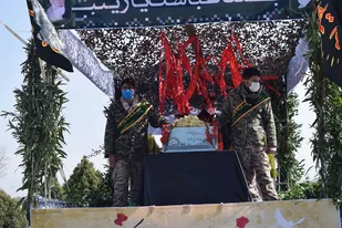 مراسم تشییع پیکرشهیدگمنام19ساله درمحلات-نیم ور