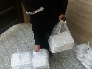 پخت و توزیع ۱۰۰ پرس غذای گرم بین نیازمندان