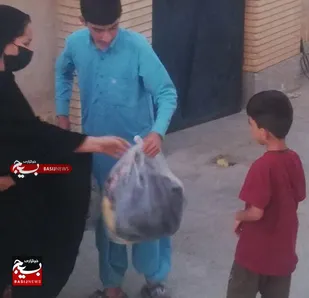 توزیع لباس فرم مدرسه ولباس بلوچی به دانش آموزان در شهر نصرت آباد&nbsp;