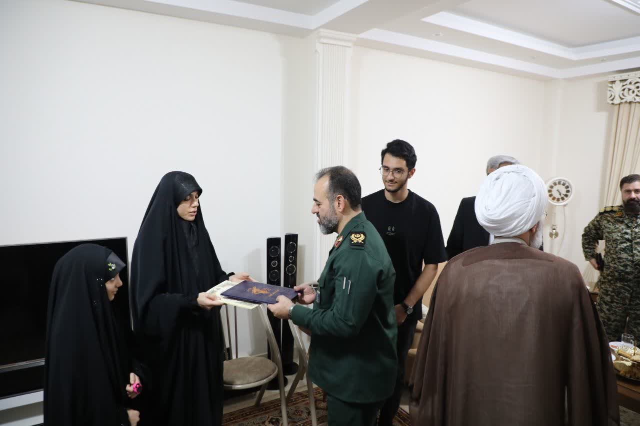 دیدار فرمانده سپاه قدس و نماینده ولی‌فقیه در گیلان با خانواده شهیدان رحمتی ، 