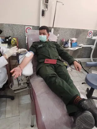 اهداء خون جمعی از پاسداران و سربازان سپاه جیرفت
