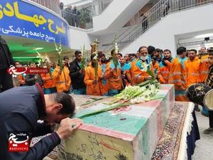 پاکبانان شهرداری کرمان با اهدای گل به شهید گمنام ادای احترام کردند