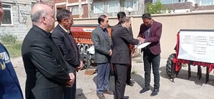 تحویل دستگاه خطی کار 19 ردیف  دیم به منظور اجرای طرح جهش تولید در دیمزارهای عجب شیر