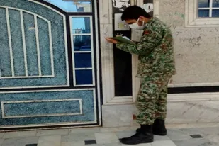 غربالگری بیماران کرونایی توسط بسیجیان زاهدان