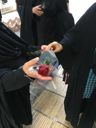تجلیل از دختران با حجاب با اهدای گل در بروجن
