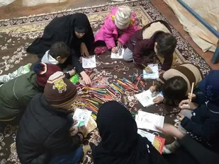 برنامه فرهنگی ترویج مکتب حاج قاسم توسط گروه جهادی مهد سیار بهارستان در قطعه شهدا