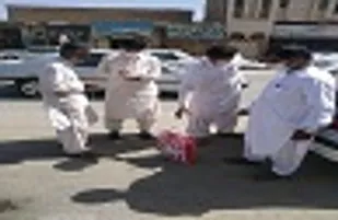 توزیع بسته های معیشتی توسط بسیجیان سراوان