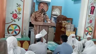 هفته دفاع مقدس در نماز جمعه فنوج؛ تأکید فرمانده سپاه بر وحدت و همدلی شیعه و سنی