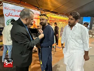اهدای آثار خوشنویسی به زائران اربعین در موکب فرهنگ، هنر و رسانه زاهدان