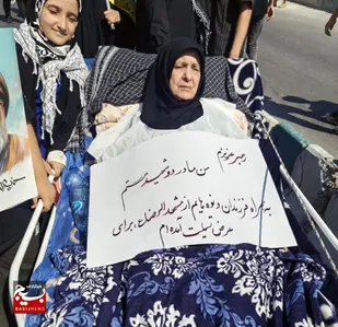 حضور متفاوت مادر ۲ شهید در نماز جمعه تهران با پیامی خاص + تصاویر