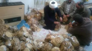 پخت نان کاک برای اربعین حسینی و جبهه مقاومت مردم بسطام