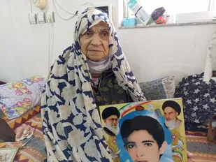 مطالبه مادر شهیدی که ٨ روز جنازه فرزندش بالای درخت آویزان بود/ باید جلوی قبح زدایی&zwnj;ها گرفته شود